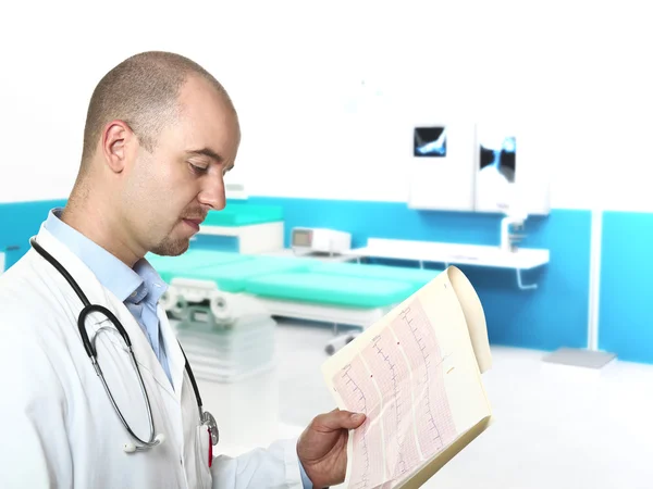 Arzt überprüft Ergebnis der Elektrokardiographie — Stockfoto