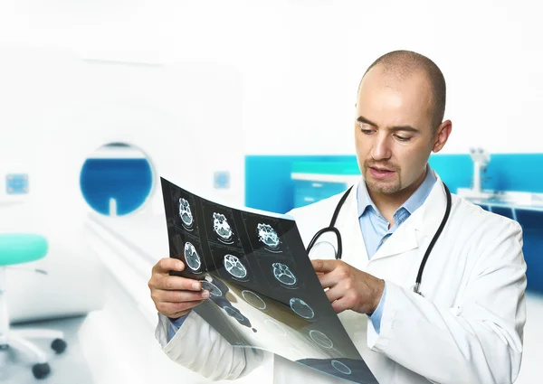 Junge Ärztin überprüft Tomographie-Ergebnis — Stockfoto