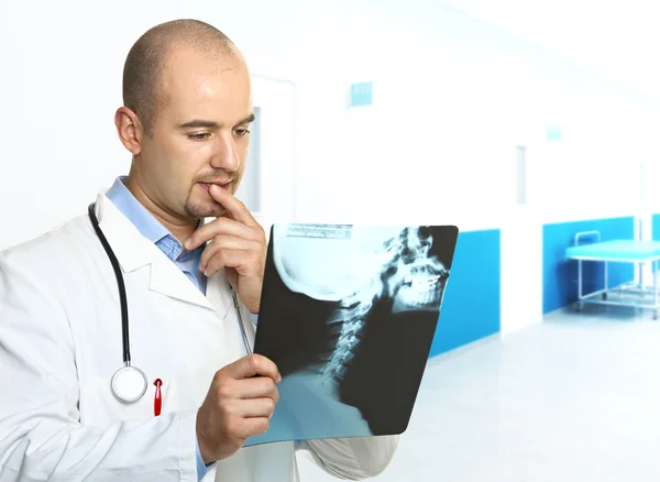 Médecin souriant avec rayons X — Photo