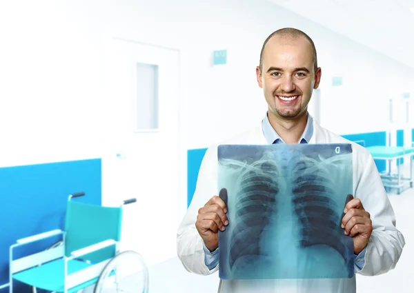 Médico sorridente com raio-x — Fotografia de Stock