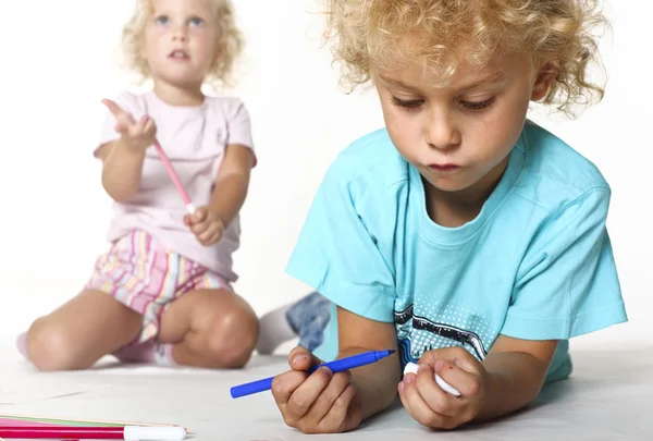 Barnen leker med färger Royaltyfria Stockfoton