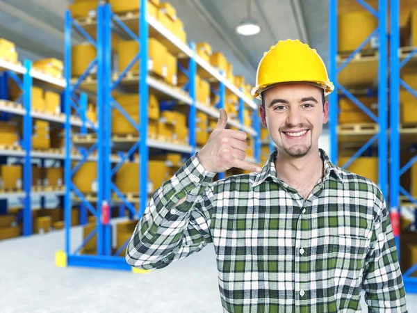 Sonriente trabajador en almacén — Foto de Stock