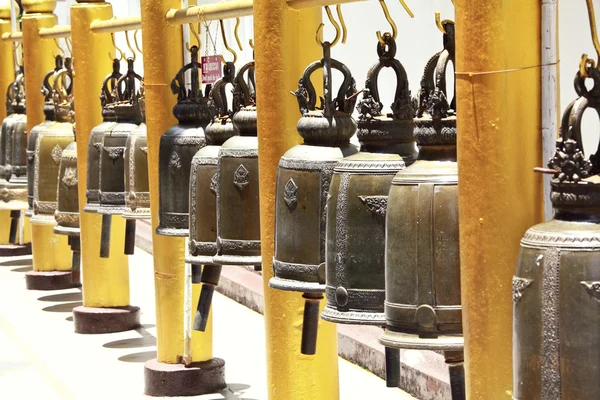 Колокола в тайском храме — стоковое фото