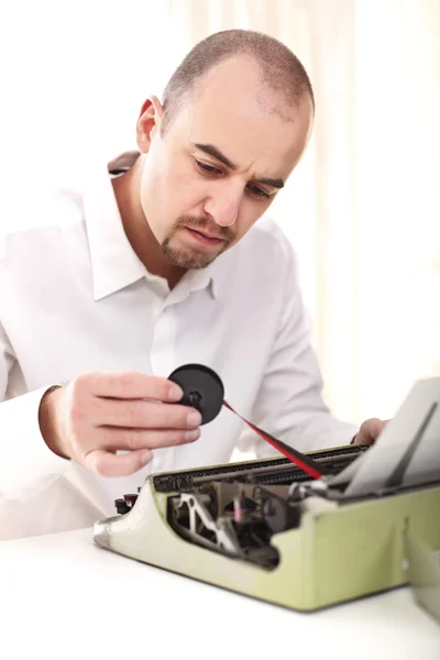 Homem com máquina de escrever vintage — Fotografia de Stock