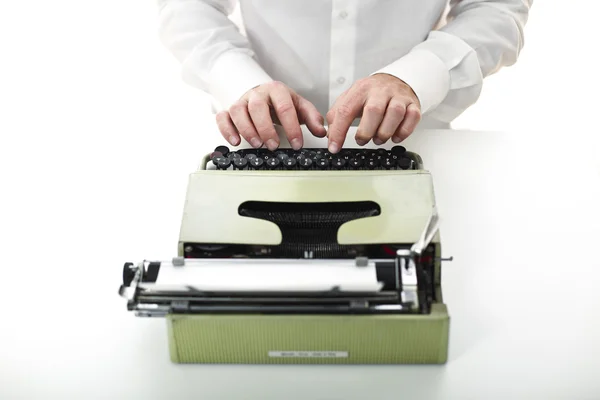 Hombre con máquina de escribir vintage —  Fotos de Stock
