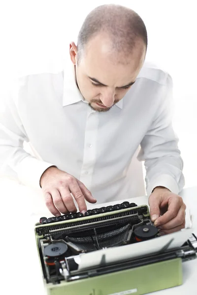 Homem com máquina de escrever vintage — Fotografia de Stock