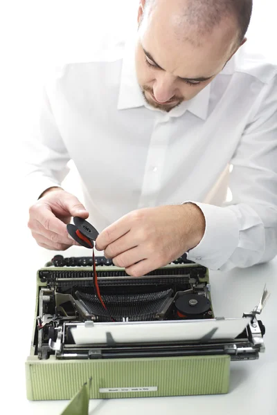 Man fix máquina de escrever vintage — Fotografia de Stock