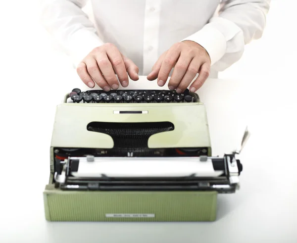 タイプライターを持つ男の詳細 — ストック写真