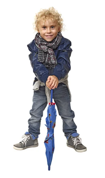 年轻的小男孩用伞 — 图库照片