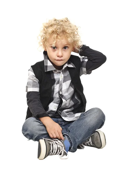 Siedzieć blond chłopiec — Zdjęcie stockowe