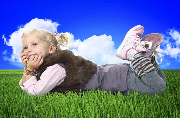 Mała dziewczynka layd na trawie — Zdjęcie stockowe