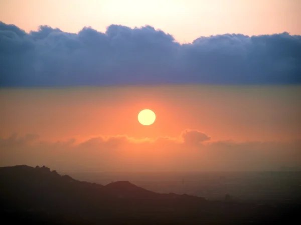 Prachtige zonsondergang met lage wolken — Stockfoto