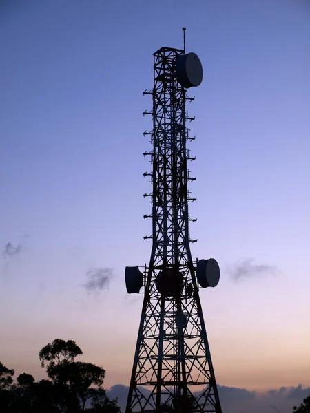 Televizní přenos věž za soumraku — Stock fotografie
