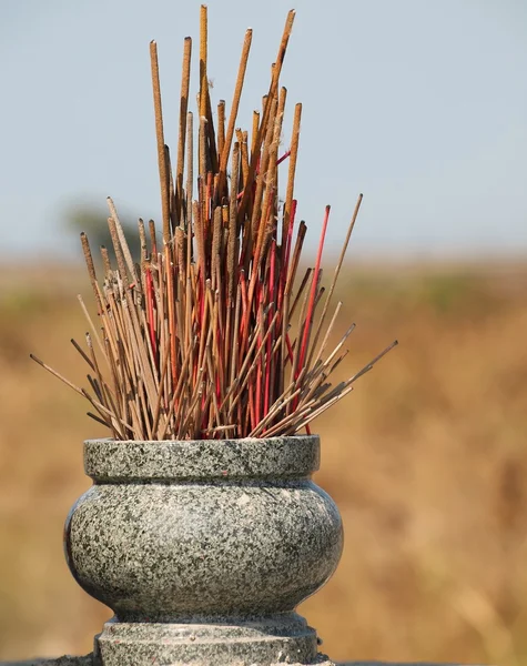 Queimador de incenso de pedra com varas Joss — Fotografia de Stock