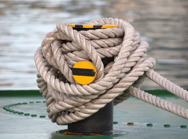 Mooring Post and Rope — Stock Photo, Image