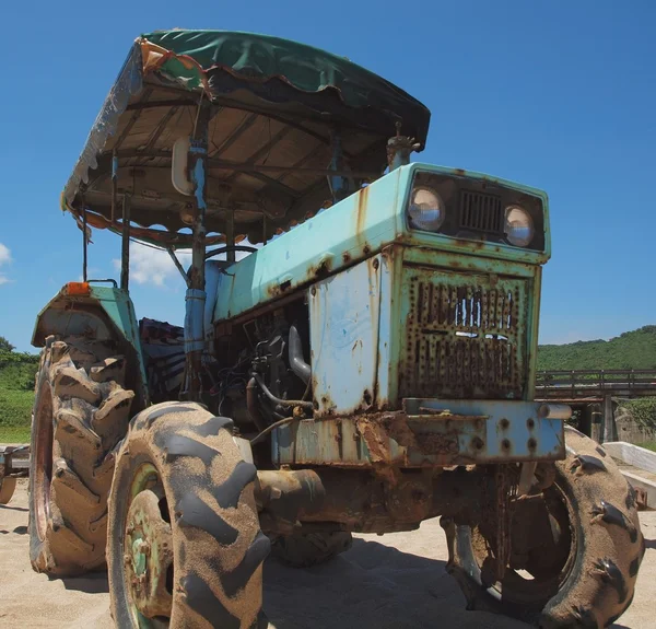 Vecchio trattore arrugginito — Foto Stock