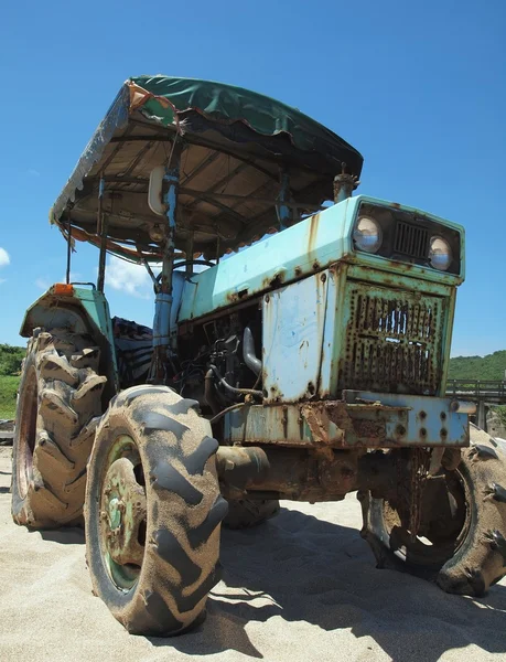 Vecchio trattore di ruggine — Foto Stock