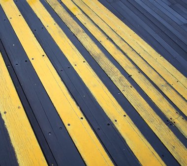 siyah ve sarı bir merdiven