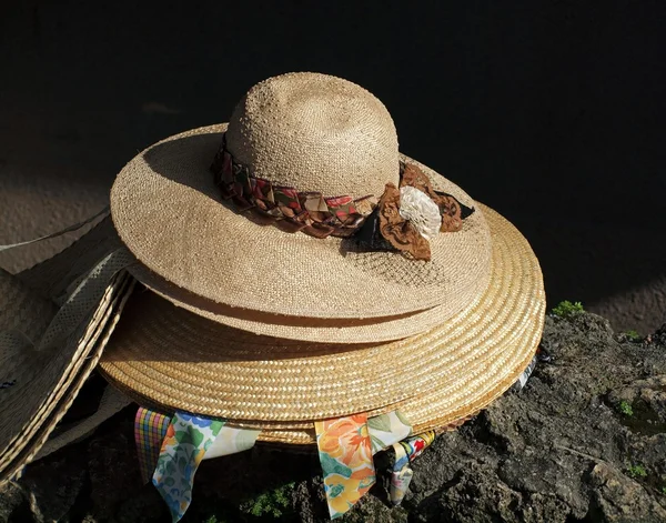 판매를 위한 예쁜 strawhats — 스톡 사진