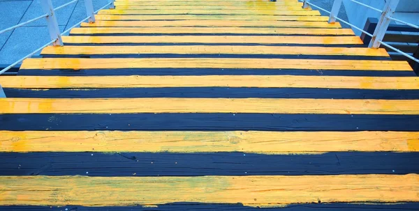 黑色和黄色的楼梯 — 图库照片