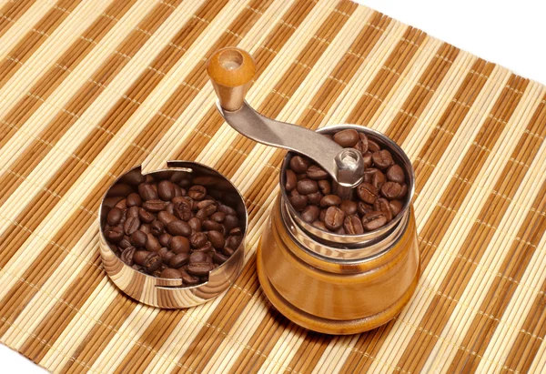 Handmatige koffiemolen op een bamboe servet Rechtenvrije Stockafbeeldingen