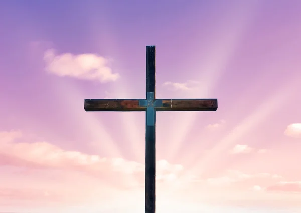 Крест Христа и розовое небо — стоковое фото