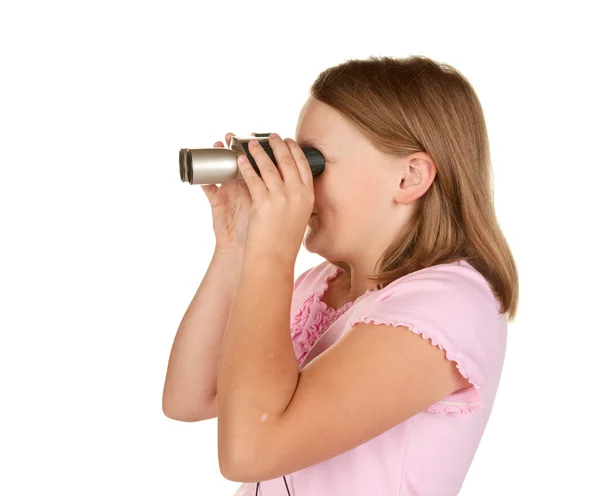 Mladá dívka hledá přes dalekohled — Stock fotografie