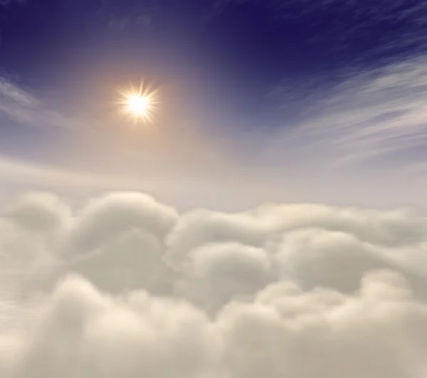 Sol saliendo entre nubes celestiales — Foto de Stock