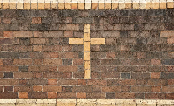 Croce cristiana in muro di mattoni — Foto Stock