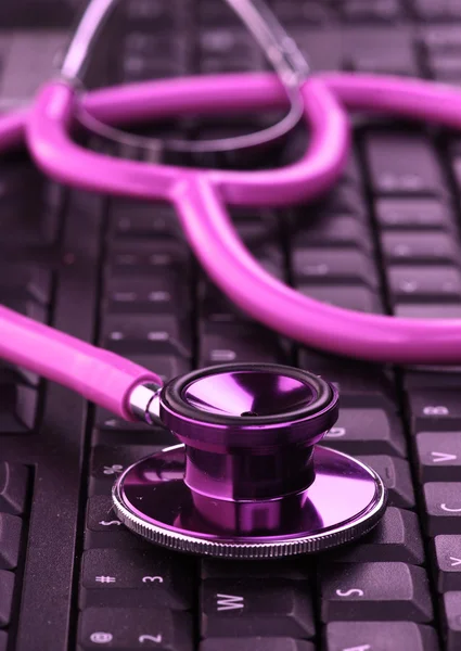 键盘上的粉红色听诊器 — 图库照片