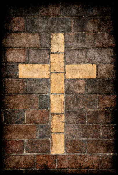 Křesťanský kříž v cihlové zdi — Stock fotografie