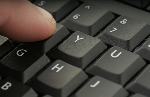 Пресування клавіатуру пальця — стокове фото