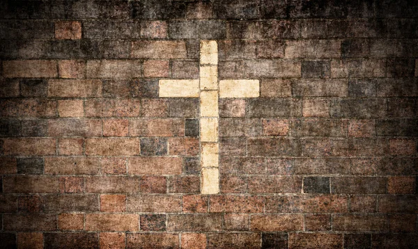 Kristet kors i tegelvägg — Stockfoto