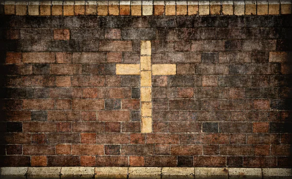 Christelijke kruis in bakstenen muur — Stockfoto
