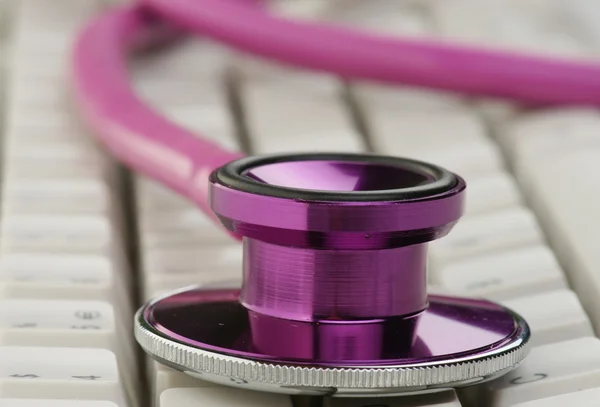 Stetoskop pink pada papan ketik — Stok Foto