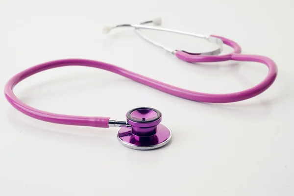 Stetoscopio rosa su bianco — Foto Stock
