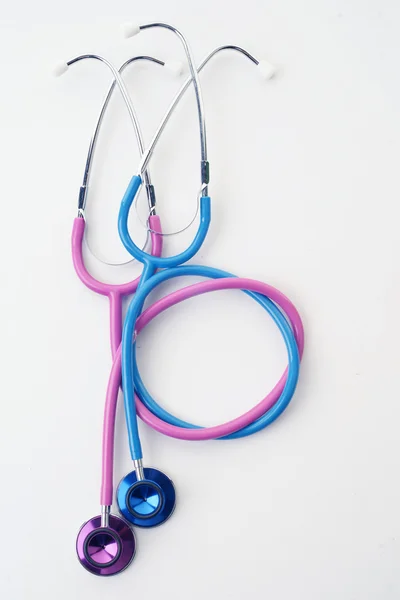 Roze en blauwe stethoscopen — Stockfoto
