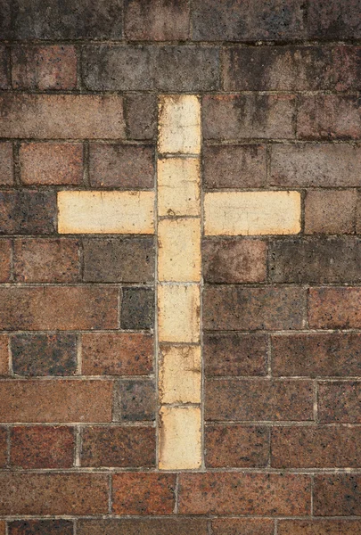 レンガの壁でキリスト教の十字 — ストック写真