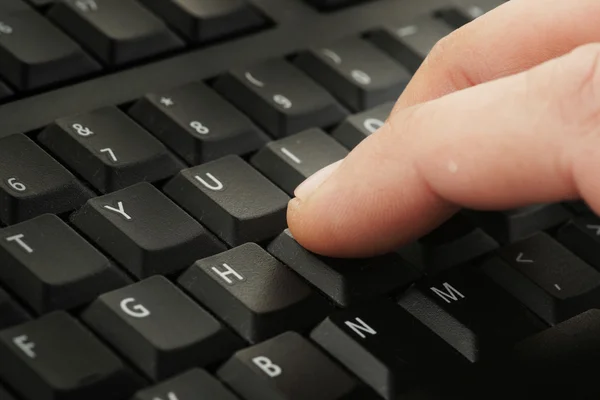 Fingerdrücken auf der Tastatur — Stockfoto