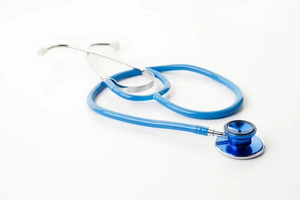 Niebieski stetoskop na białym — Zdjęcie stockowe