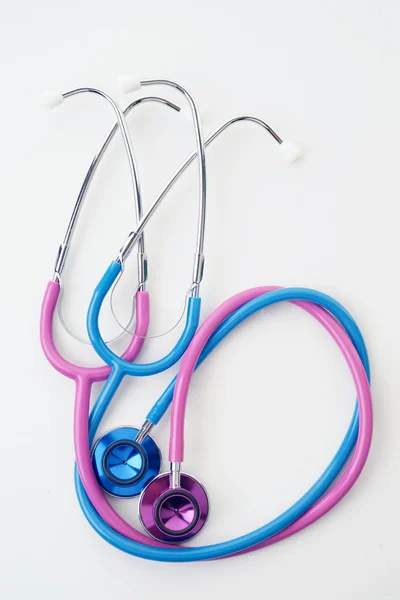 Рожеві та сині стетоскопи — стокове фото