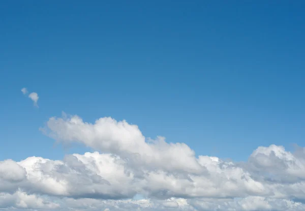 Mükemmel beyaz kabarık göksel bulutlar — Stok fotoğraf