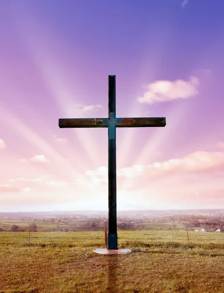 Croce cristiana al tramonto o all'alba — Foto Stock
