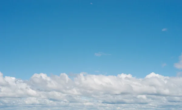 Perfecte witte pluizige wolken hemel — Stockfoto