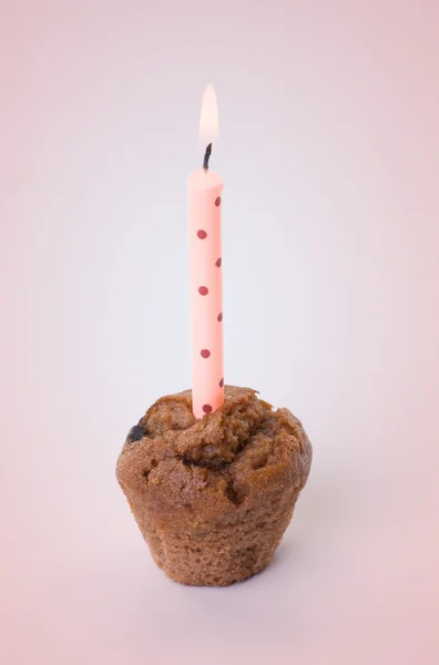 Pastel de cumpleaños pequeño con una vela —  Fotos de Stock