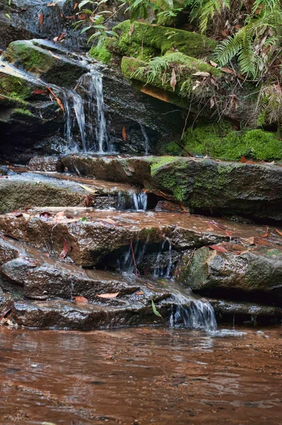 Waterval cascade in de tuin — Stockfoto