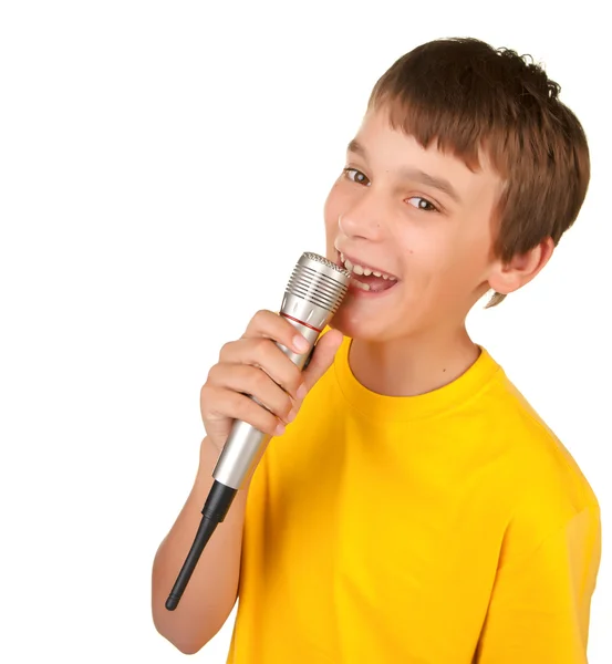 Chłopak śpiewa do mikrofonu na białym tle — Zdjęcie stockowe