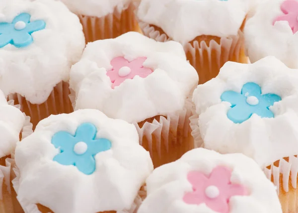 Yıldız veya çiçek ile cupcakes — Stok fotoğraf