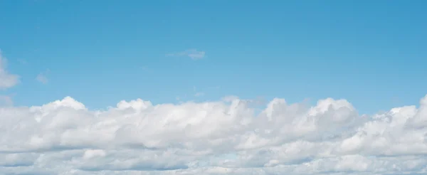 全景白色蓬松的云彩天空 — 图库照片