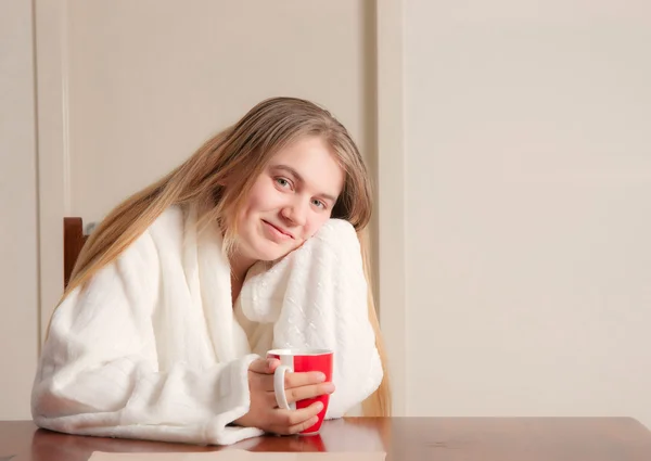 Ung kvinna med kaffe i morgon — Stockfoto